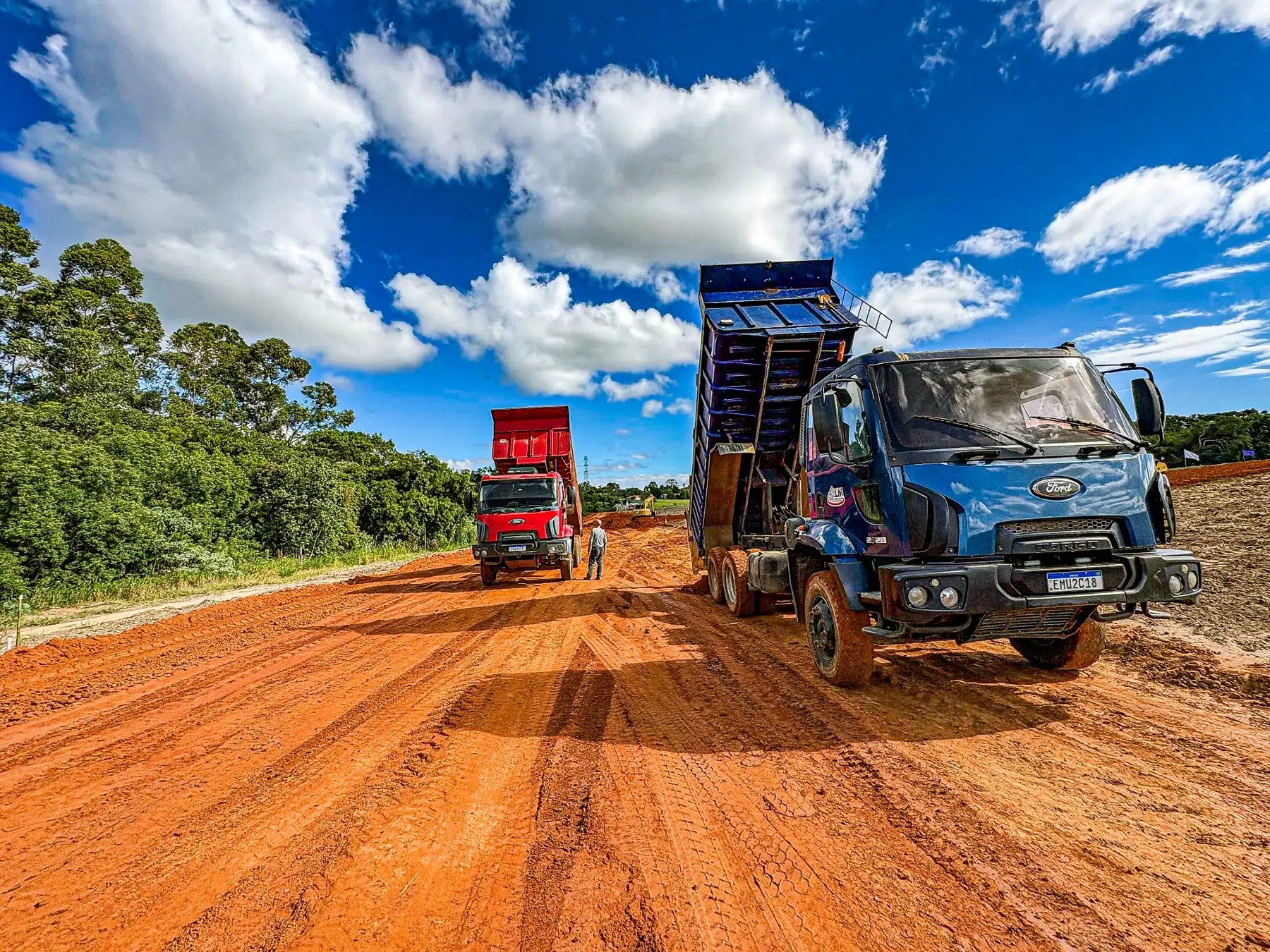 Caminhões caçamba em obra