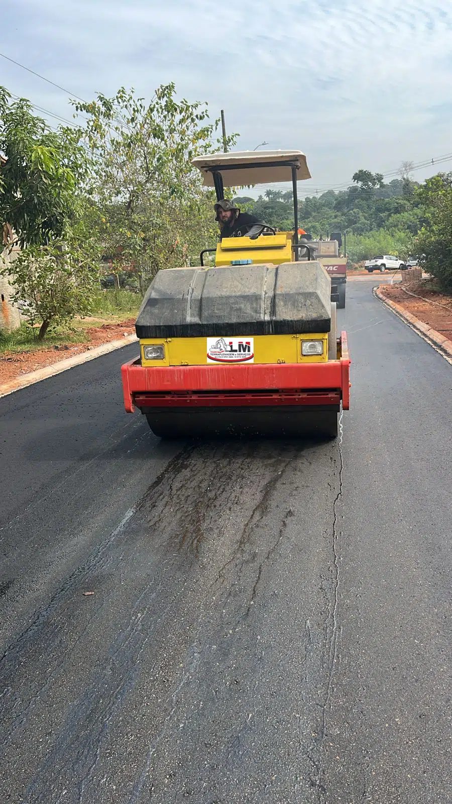 Rolo compactador sobre asfalto novo