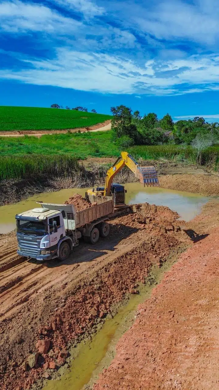 Escavação e limpeza de açude