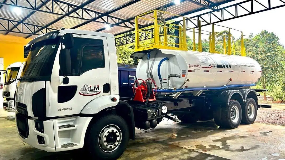 Caminhão pipa LM Terraplenagem