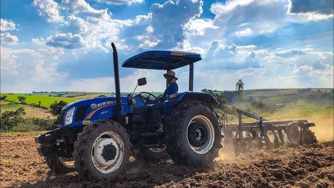 Trator agrícola com grade