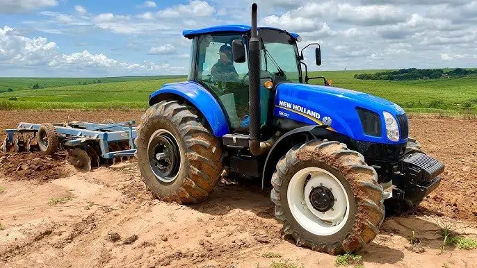 Trator agrícola em preparo de solo