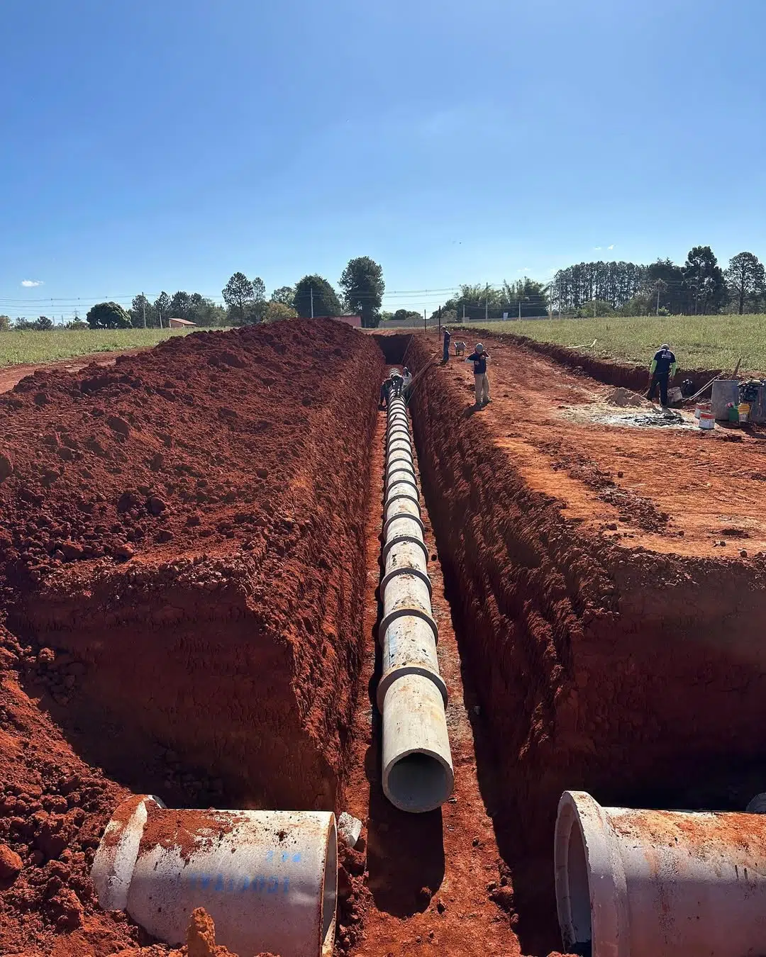 Tubulação de drenagem instalada