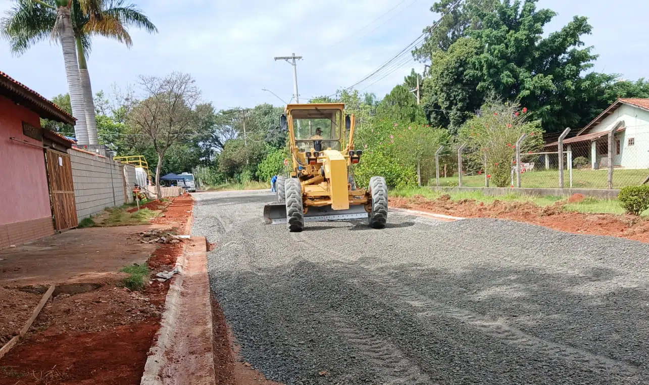 Base compactada antes da capa asfáltica