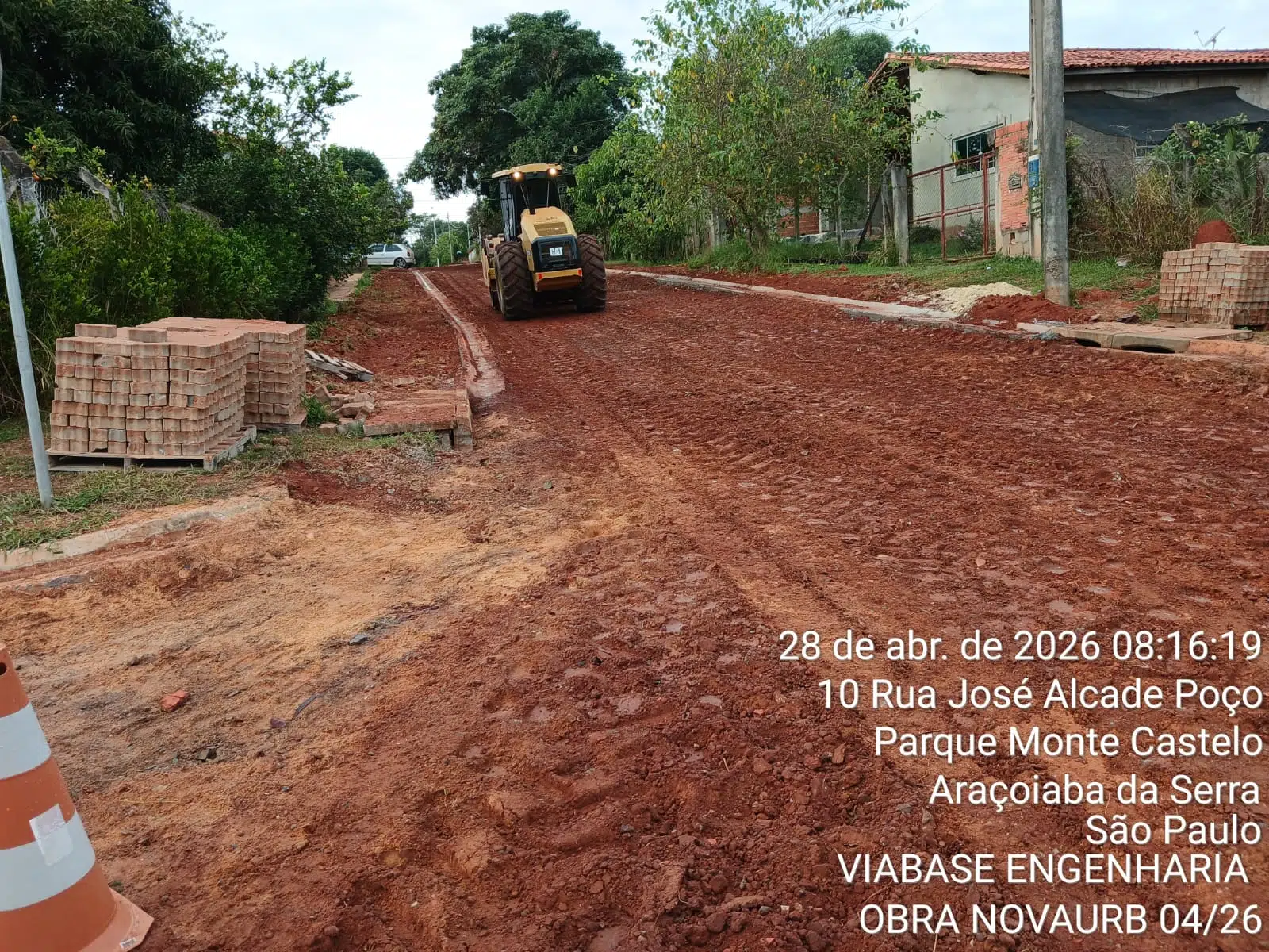 Equipe trabalhando na pavimentação