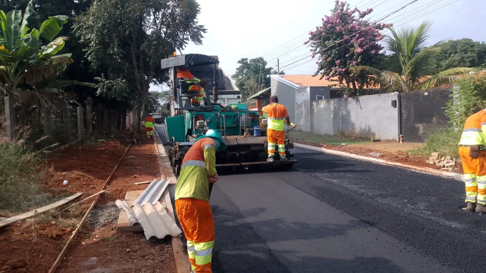 Rolo compactador finalizando a via